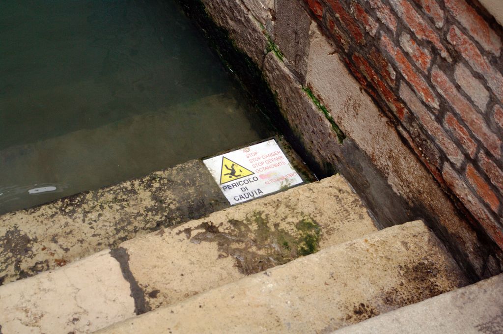 Ступени на набережных Венеции после приливов и наводнений