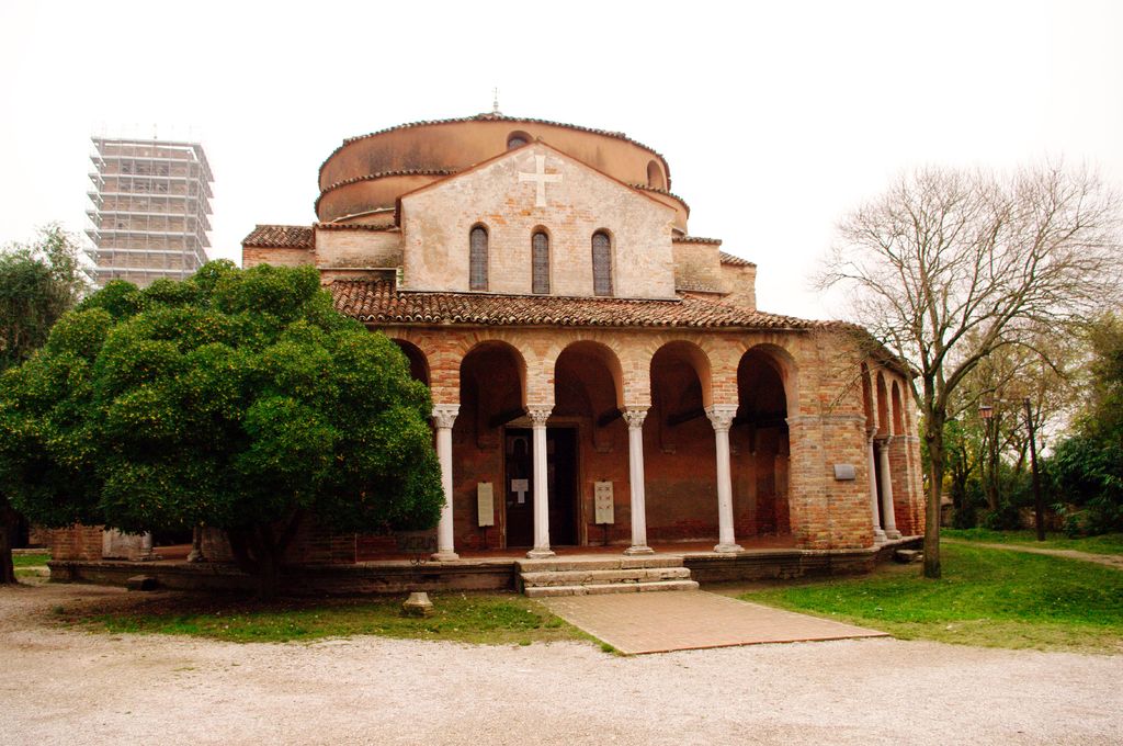 Восьмиугольная церковь Санта-Фоска с колоннами из греческого мрамора