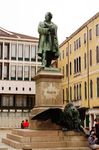 Памятник Даниэлю Манину - один из немногих памятников Венеции, жившей
