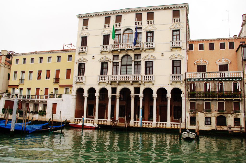 Архитектура всех дворцов Венеции похожа. Это вызвано необходимостью