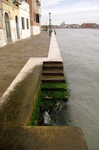 На набережных Венеции часто нет никаких перил, а ступени покрыты