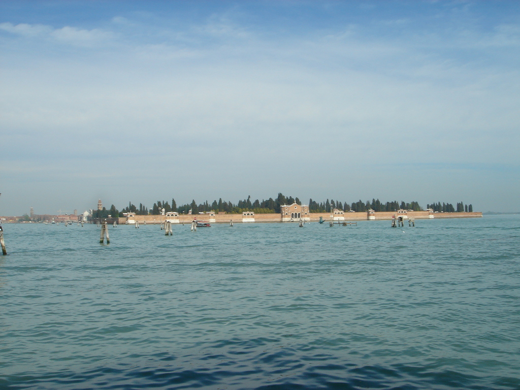 там, в лагуне виднеется остров Сан-Мигеле, на котром