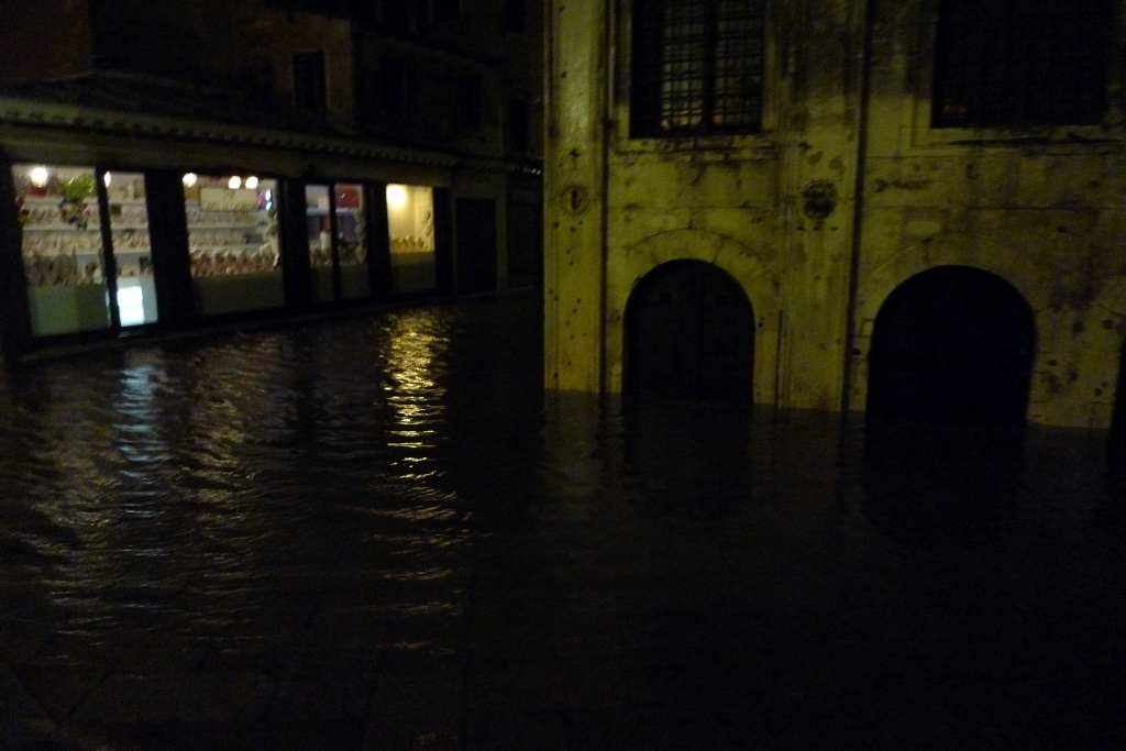 Недалеко от рынка Риальто. Воды, как говорится, "вам