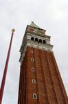 При открытии карнавала с этой колокольни на площадь Сан-Марко спускается