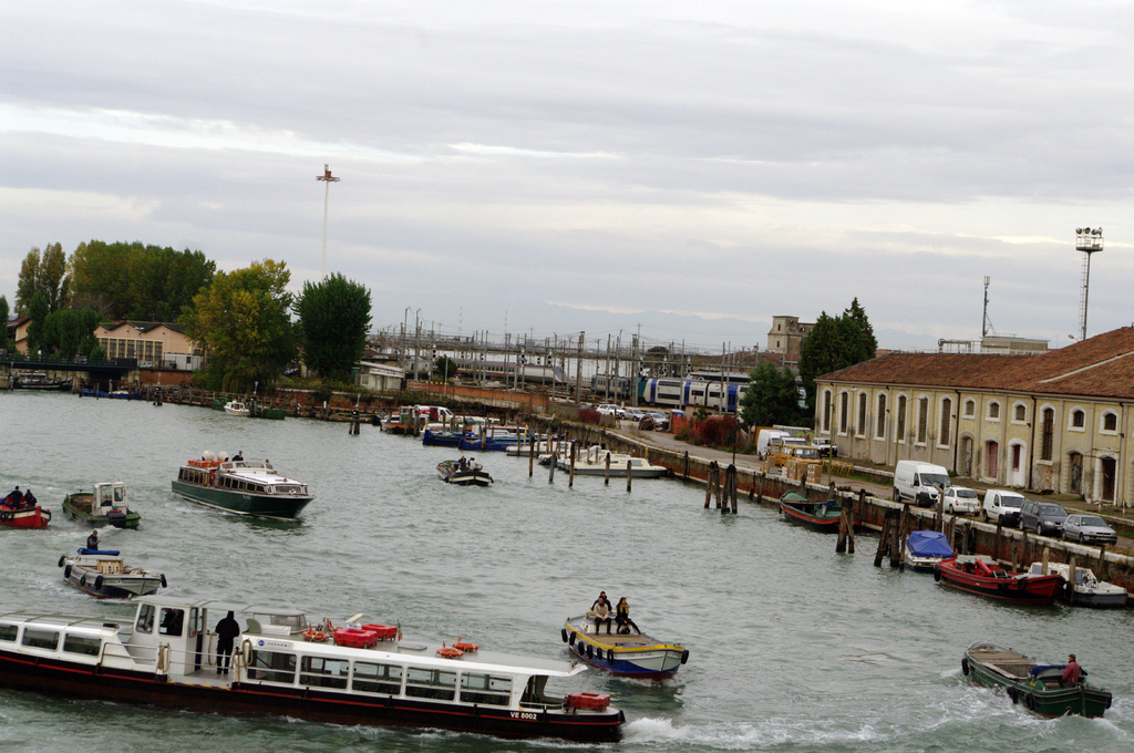 Гранд-канал. Кроме вапоретто (главного общественного транспорта Венеции) он