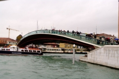 Мост Конституции через Гранд-канал Венеции создан по проекту испанского архитектора Сантьяго Калатравы и был открыт в сентябре 2008 года.