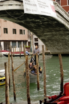 Правительство Венеции пытается всеми способами пополнить городскую казну, в том числе и с помощью уличной рекламы. Порой кажется, что они не знают меры. На фотографии - рекламный баннер на мосту Скальци.