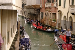 Гондолы и гондольеры -  один из символов Венеции