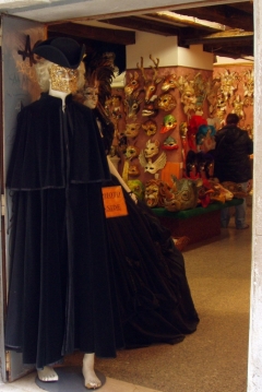 У входа в магазин, где продаются венецианские маски. На красной табличке при входе - запрет на фотосъемку внутри магазина.
