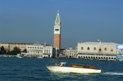 Дворец Дожей и площадь Сан-Марко - самое известное и посещаемое туристами место в Венеции.