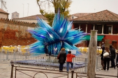 Стеклянная скульптура на улицах Мурано