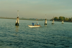 Двое на лодке в венецианской лагуне.