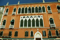 Отель Danieli 5* - один из самых престижных и дорогих отелей Венеции. Отель занимает построенное в готическом стиле фамильное венецианское палаццо 14 века. В этом отеле при посещении Венеции останавливались Бальзак, Диккенс, Жорж Санд, Шопен и многие другие известные люди.