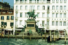 Отель Londra Palace 4* расположен на Славянской набережной Венеции.