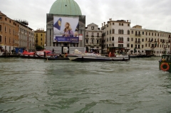 Реклама есть и в Венеции. Правда, почти всегда на местах ремонта, реставрации и строительства.